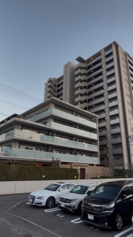 ウェリス南持田緑彩苑の外観|全128戸の落ち着いた佇まいは、帰宅するたびに安心感を与えてくれます。