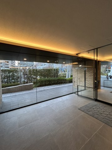 ウェリス南持田緑彩苑のエントランス|住まいの顔となる玄関は、訪れる人を優しく迎え入れる落ち着いた雰囲気です。