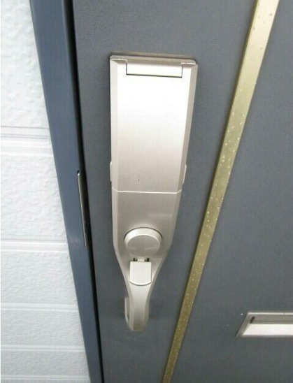 中野区本町４丁目のアパートの玄関