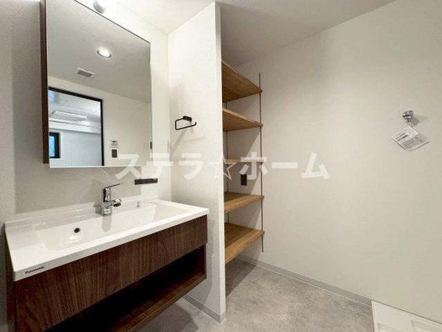 セントラルパレス東豊中の独立洗面台|独立洗面台、小物を置くことができて便利です