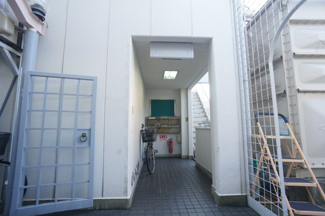 奈良市法華寺町の賃貸マンションのエントランス