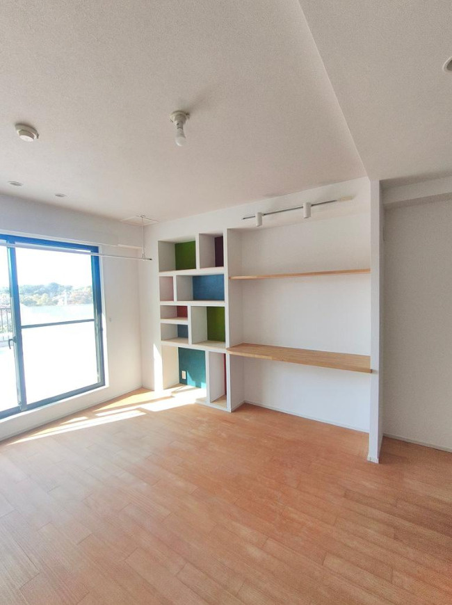 コスモ三ツ池公園【仲介手数料無料】の居間・リビング