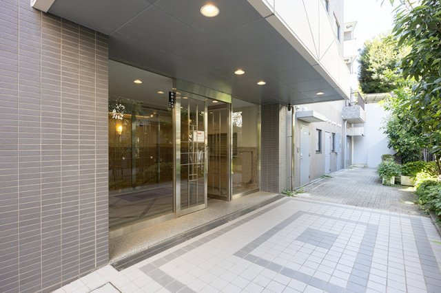 新宿区西早稲田２丁目の賃貸マンションのエントランス