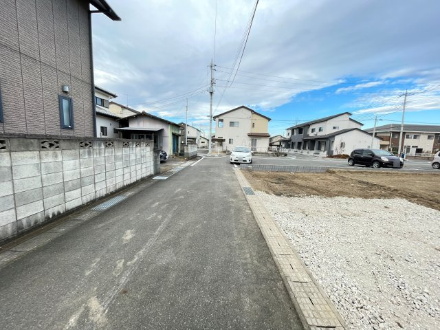 新築戸建・新築建売　太田市亀岡町2期　尾島小・尾島中の前面道路含む現地写真|車通りも落ち着いているので過ごしやすい環境です！