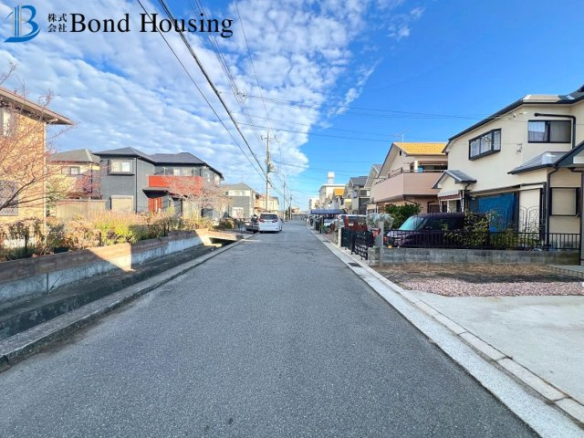 お車３台駐車可・小中学校約10分圏内　玉津町出合　築26年の前面道路含む現地写真