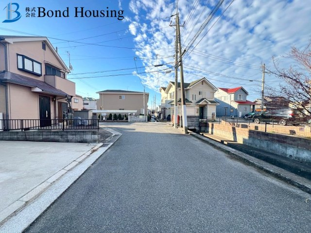 お車３台駐車可・小中学校約10分圏内　玉津町出合　築26年の前面道路含む現地写真