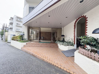 【エントランス】 | お客様を、そして住人を出迎えてくれるマンションのエントランス。ゴミが落ちていないことからも、管理状態の良さや住民の節度の高さが見て取れます。～即日のご見学可能～　お問合せはお気軽にどうぞ。
