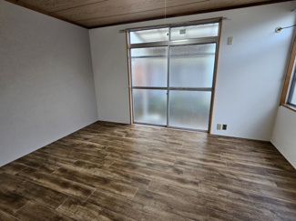 【居間・リビング】 | 松下アパート | 大きな窓が大きな窓が２面あり明るいですよ