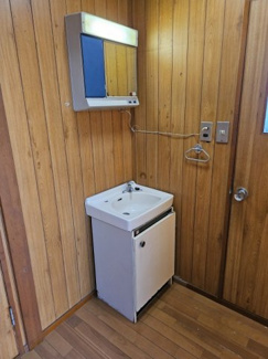 【洗面所】 | 松下アパート | レトロな洗面台です