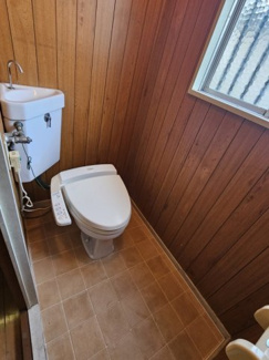 【トイレ】 | 松下アパート | 窓のあるおトイレ。床はテラコッタのクッションフロアで張り替えました。