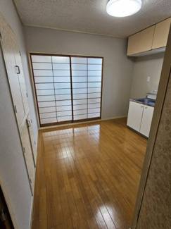 【居間・リビング】 | 松下アパート | 落ち着いた雰囲気の色合いです