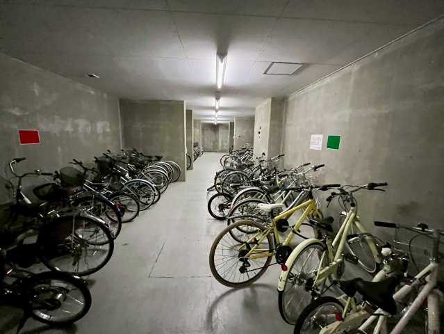 ヴィルヌーブ山の手2の駐車場