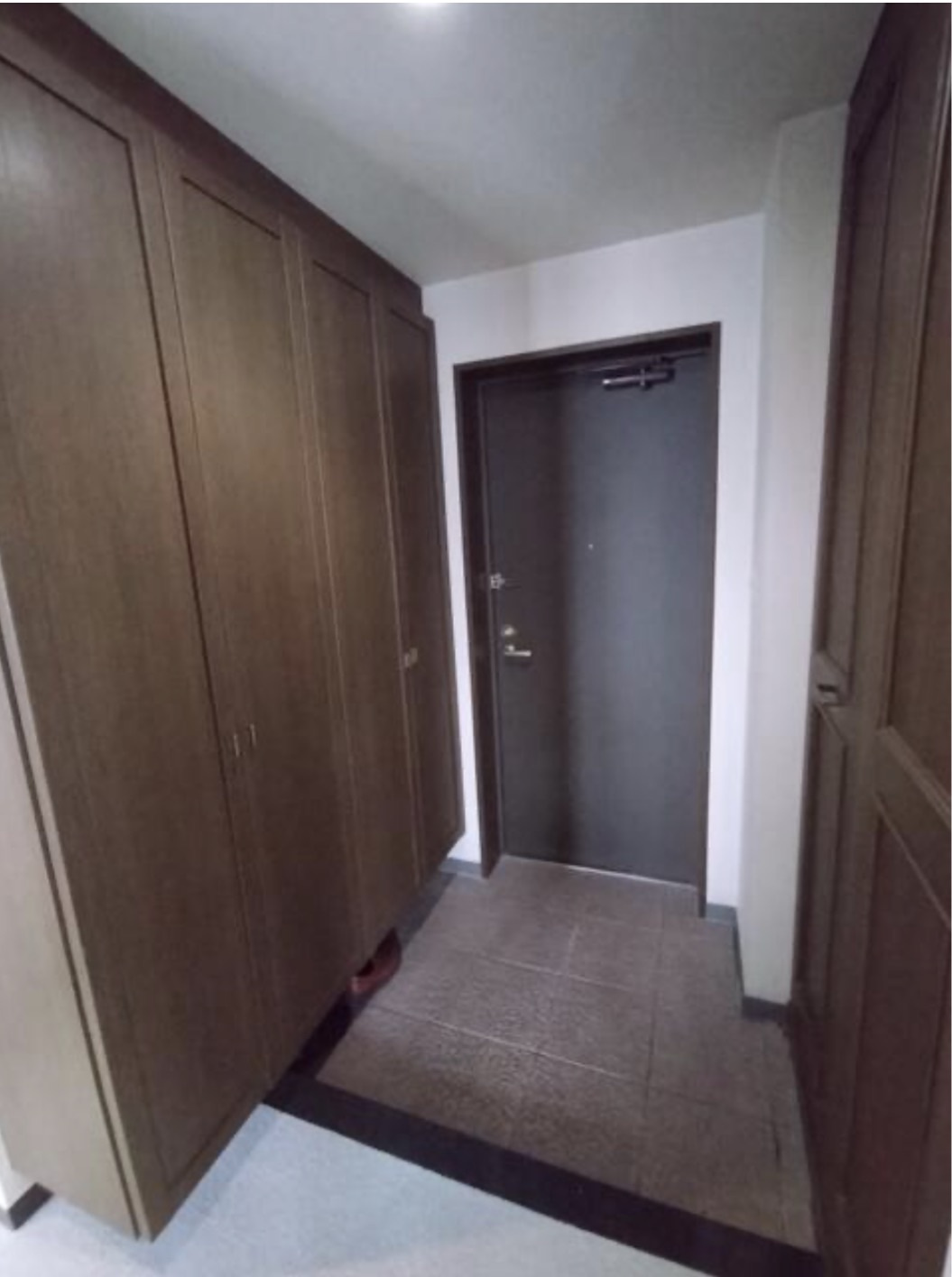 ヴィルヌーブ山の手2の玄関