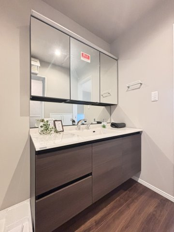 青谷町３丁目 新築戸建てのキッチン|■大きめの独立洗面台が設置されており、タッチレス照明付き。