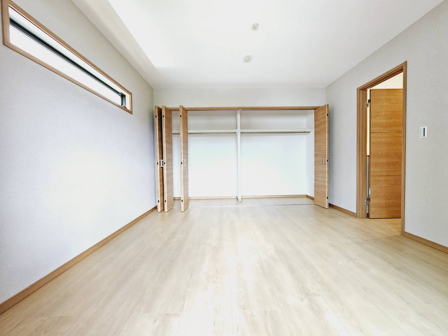 山口町名来2丁目新築戸建の洋室|■洋室約8帖＋収納■2面窓・複層ガラス