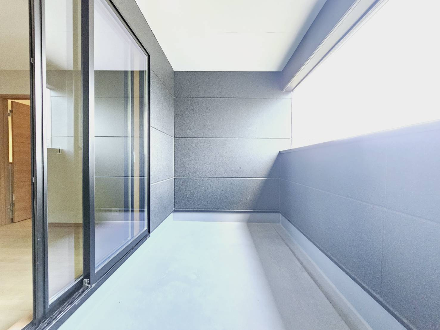 山口町名来2丁目新築戸建のバルコニー|■南向きインナーバルコニー■屋根があるので、ちょっとした雨除けになります