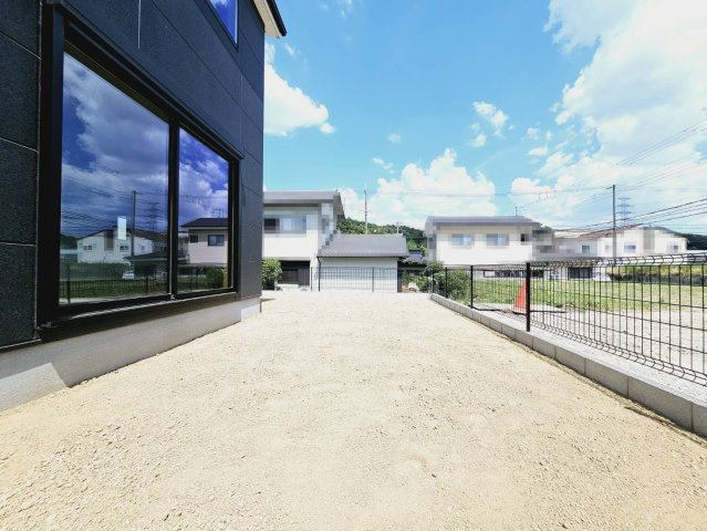 山口町名来2丁目新築戸建の庭|■陽光があたる広い庭付き。多目的に使える自由な空間