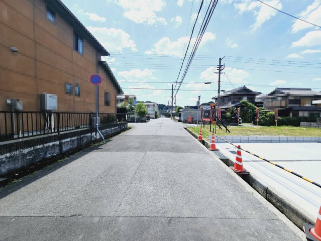 山口町名来2丁目新築戸建の前面道路含む現地写真|■南側道路幅員約6ｍの公道に間口約5.3ｍ