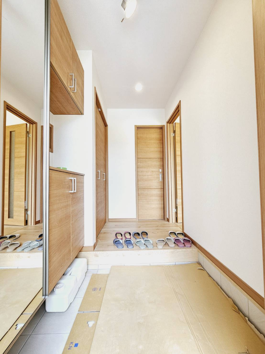 山口町名来2丁目新築戸建の玄関|■玄関ドア■玄関ポーチ■シューズボックス＋玄関収納