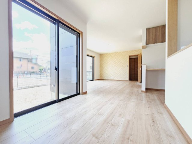 山口町名来2丁目新築戸建の居間・リビング|■広々LDK約20.8帖の開放空間■窓も大きく多く大変明るい室内