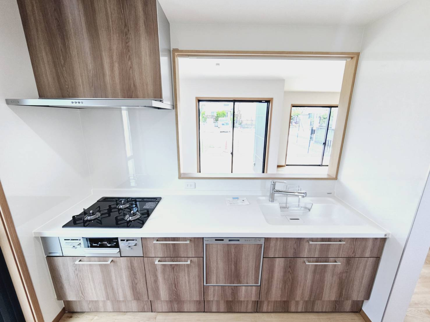 山口町名来2丁目新築戸建のキッチン|■会話弾む対面システムキッチン■食器洗浄乾燥機■3口ガスコンロ(グリル付)