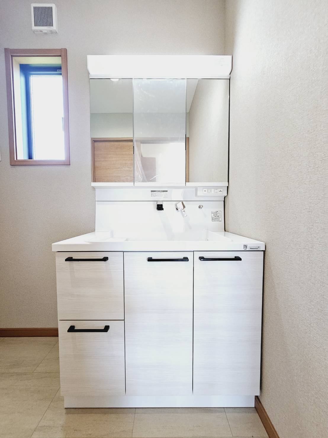 山口町名来2丁目新築戸建の独立洗面台|■ゆとりある洗面脱衣所■温水シャワー付き洗面化粧台■洗濯機置場■換気窓あり