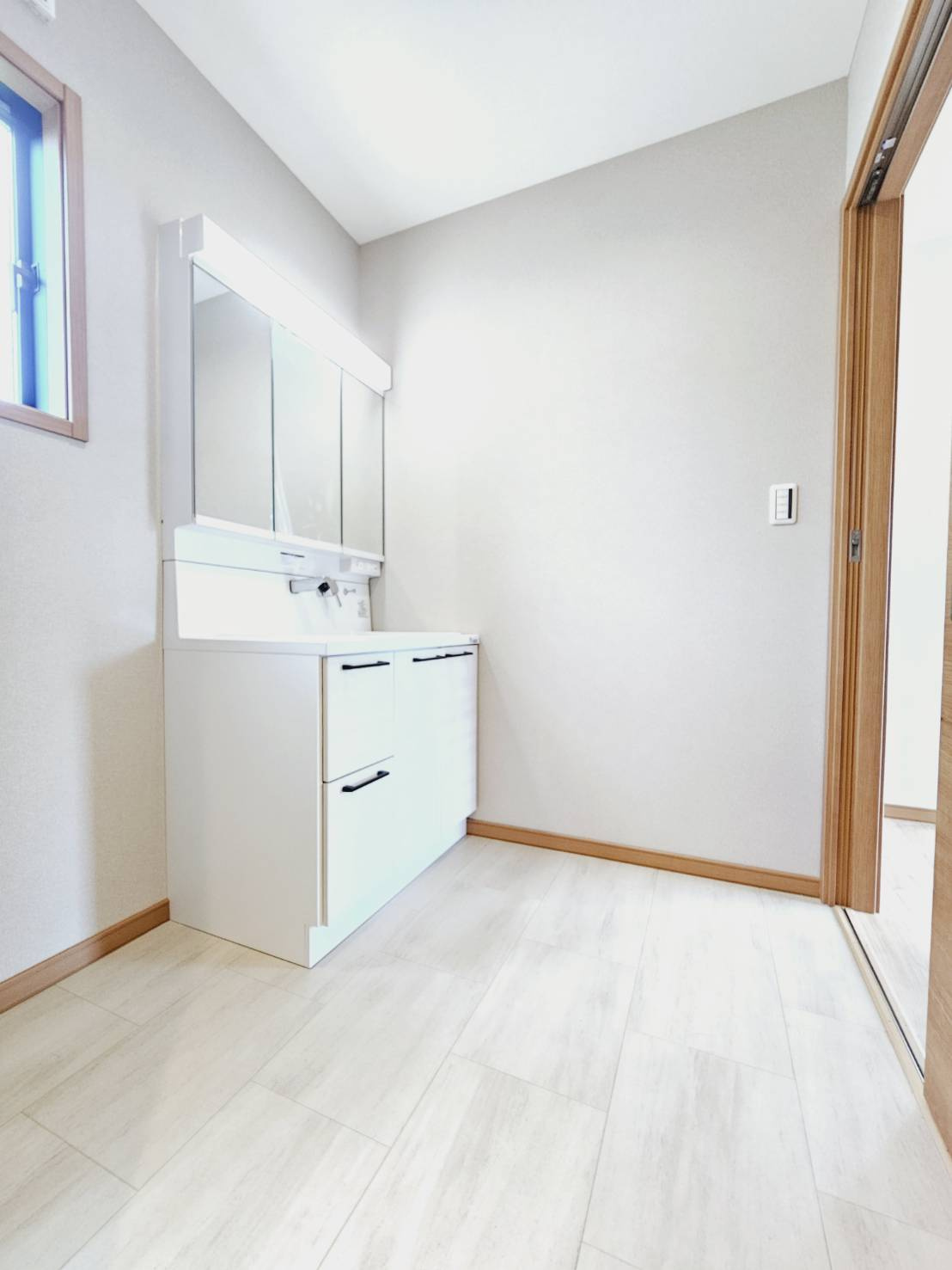 山口町名来2丁目新築戸建の独立洗面台|■ゆとりある洗面脱衣所■温水シャワー付き洗面化粧台■洗濯機置場■換気窓あり