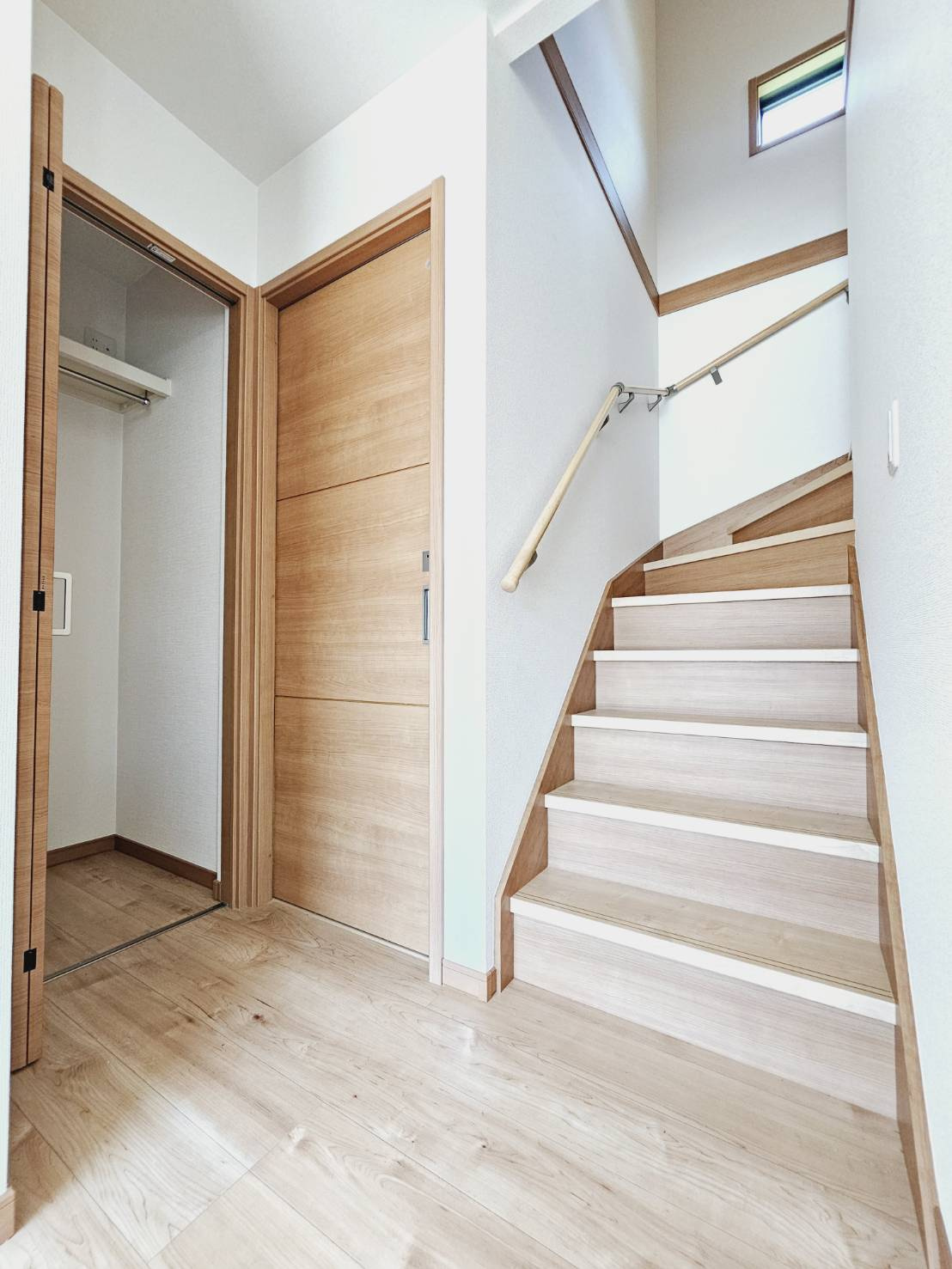 山口町名来2丁目新築戸建のその他|■1階階段＋洗面所ドア＋収納■手すり付き