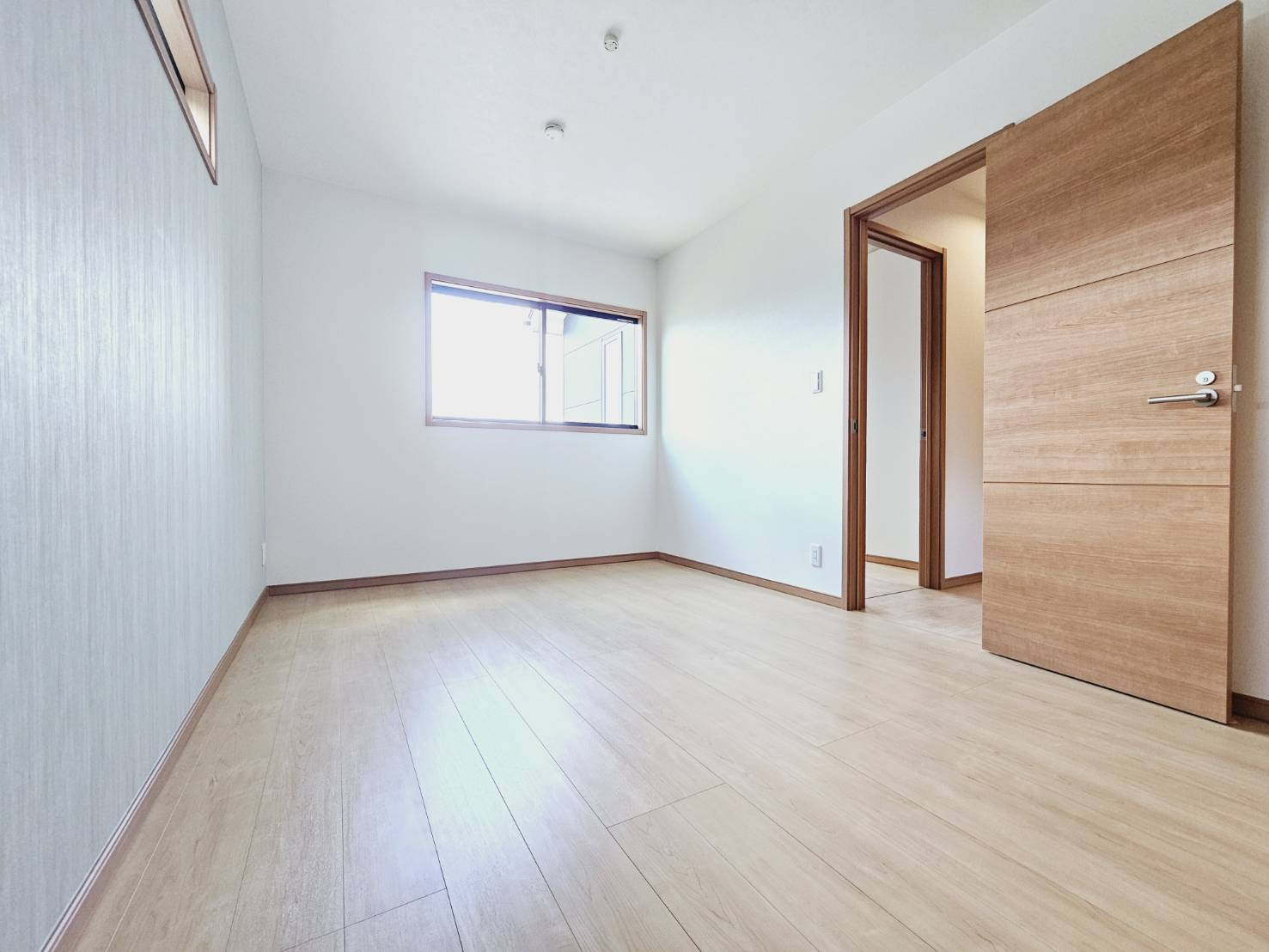 山口町名来2丁目新築戸建の洋室|■洋室約6.8帖＋収納■2面窓・複層ガラス