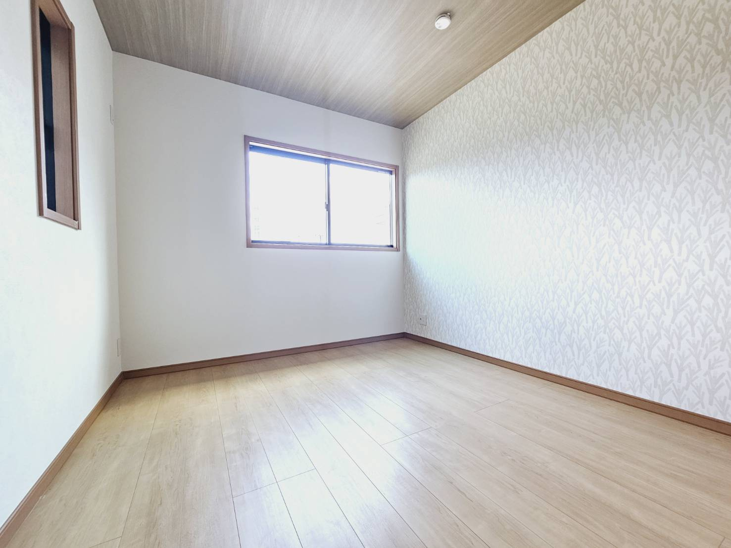 山口町名来2丁目新築戸建の洋室|■洋室約5.4帖＋収納■2面窓・複層ガラス