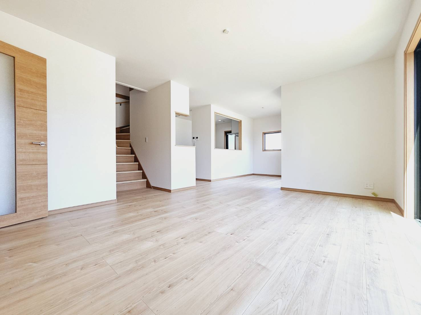 山口町名来2丁目新築戸建の居間・リビング|■広々LDK約20.8帖の開放空間■窓も大きく多く大変明るい室内