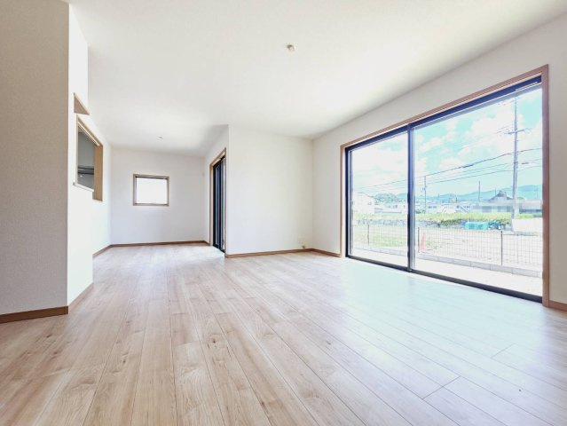 山口町名来2丁目新築戸建の居間・リビング|■広々LDK約20.8帖の開放空間■窓も大きく多く大変明るい室内