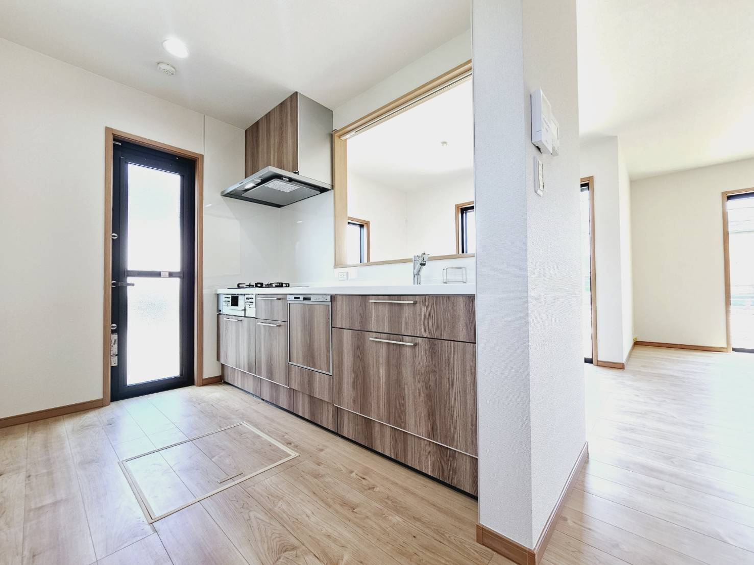 山口町名来2丁目新築戸建のキッチン|■会話弾む対面システムキッチン■食器洗浄乾燥機■3口ガスコンロ(グリル付)