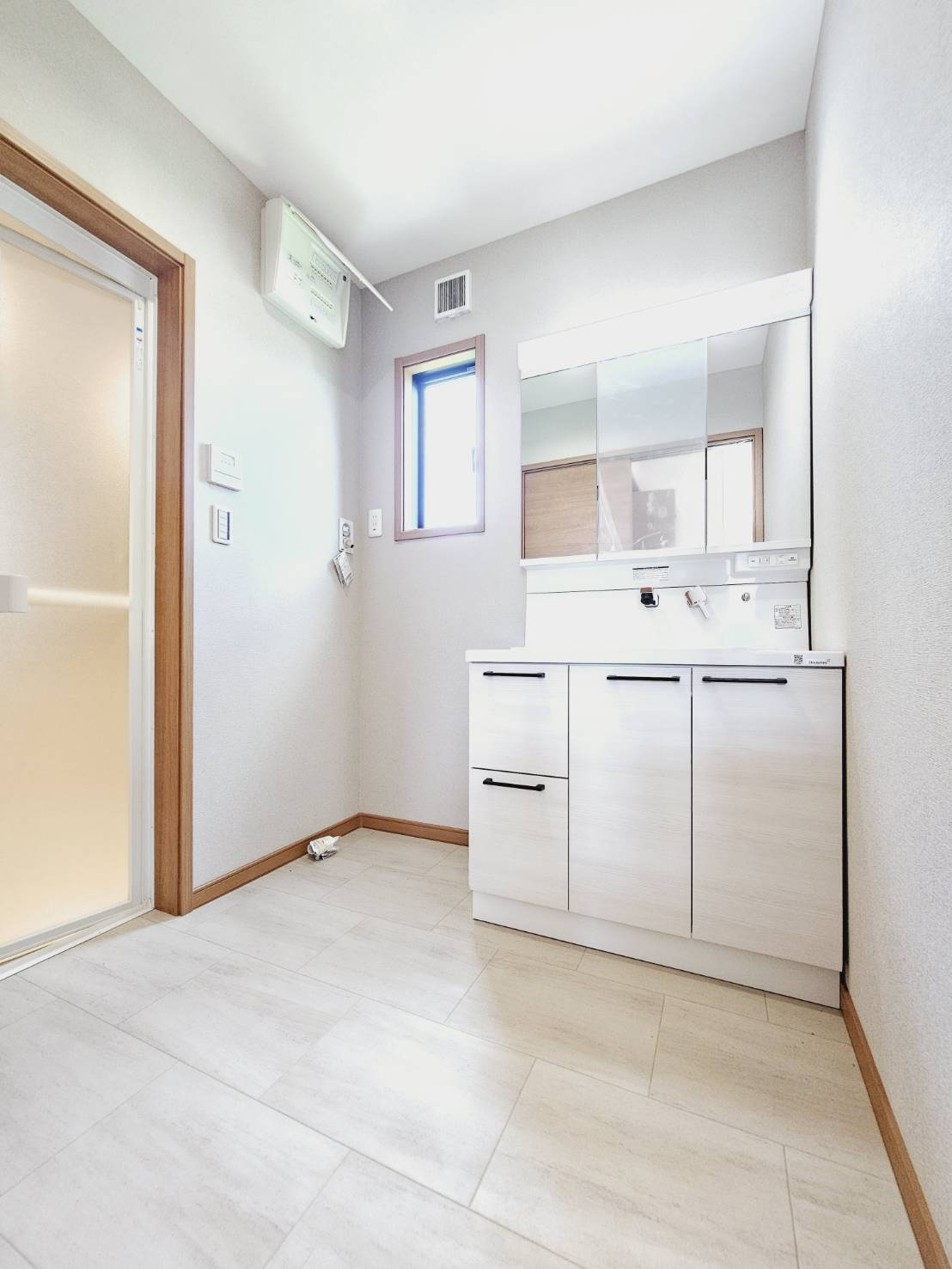 山口町名来2丁目新築戸建の独立洗面台|■ゆとりある洗面脱衣所■温水シャワー付き洗面化粧台■洗濯機置場■換気窓あり