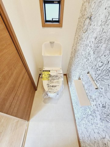 山口町名来2丁目新築戸建のトイレ|■温水洗浄便座トイレ■換気窓あり