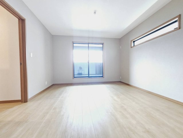 山口町名来2丁目新築戸建の洋室|■洋室約8帖＋収納■2面窓・複層ガラス