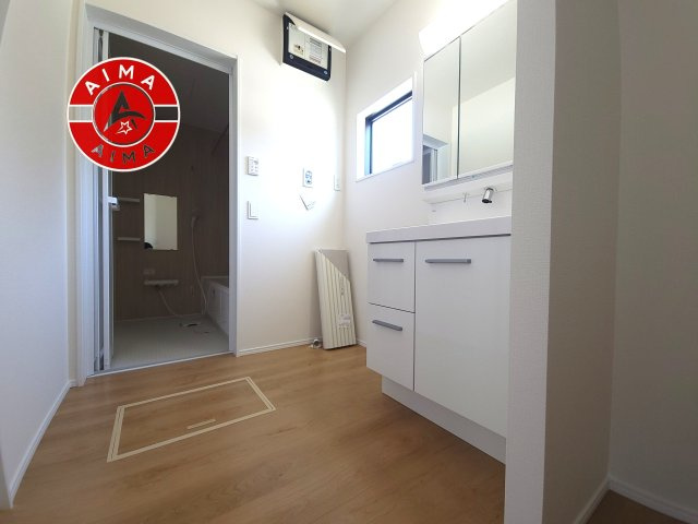 福岡市南区弥永2丁目第3-2棟（1号棟）の脱衣所|ゆとりの洗面スペースで朝の身支度もスムーズに。暮らしを快適に変えるシャワー付洗面台です！