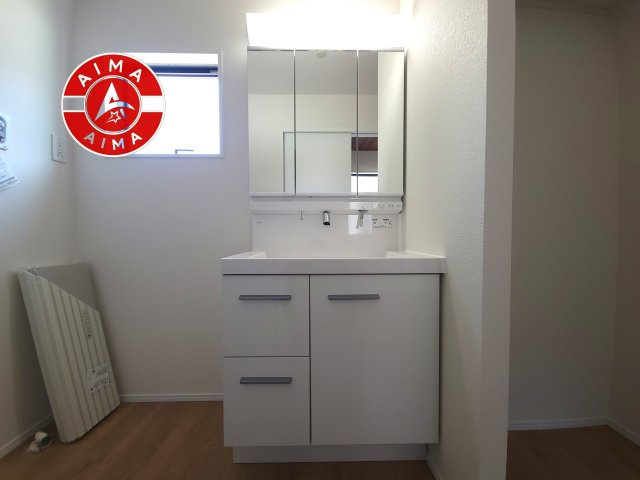 福岡市南区弥永2丁目第3-2棟（1号棟）の独立洗面台|毎日使うものだから清潔な空間を保ちたい水回り。洗面にはそんな願いを解消させてくれる収納アイデアが満載です。三面鏡の裏側にはキャビネットが現れ小物から背の高い物まで収納できます。