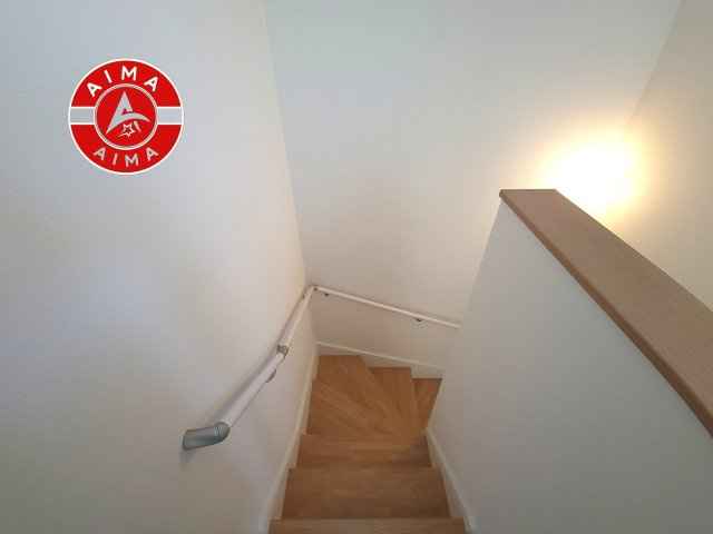 福岡市南区弥永2丁目第3-2棟（1号棟）の内装|階段からも明るい光が入ります。採光や通風も階段の重要な役割です。