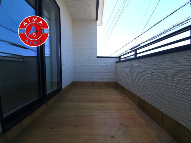 福岡市南区弥永2丁目第3-2棟（1号棟）のバルコニー|風をしっかりと感じられるバルコニーでは、毎日が洗濯日和です。広々としているので洗濯も楽しくなるでしょうし、気分転換にバルコニーからの眺めを楽しむのもいいでしょう。