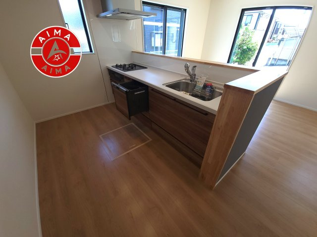 福岡市南区弥永2丁目第3-2棟（1号棟）のキッチン|ダイニングテーブルへの配膳がラクラク、お料理はかどるカウンター付きシステムキッチン！