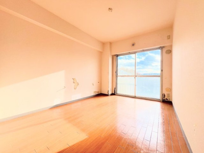 【洋室】 | 藤和中山コープ | ◆室内はいつも明るい印象なので気持ちの良い朝を迎えられます。各部屋にはクローゼットを完備しており、収納が多いお家はすっきりして快適空間です。