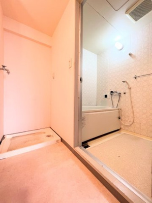 【脱衣所】 | 藤和中山コープ | ◆モダンデザインの空間が気持ちよさを高めてくれるバスルーム。すっきりとした清潔感の中に都会的なセンスが感じられ、心身をリフレッシュできる寛ぎを深めてくれるスペースです。