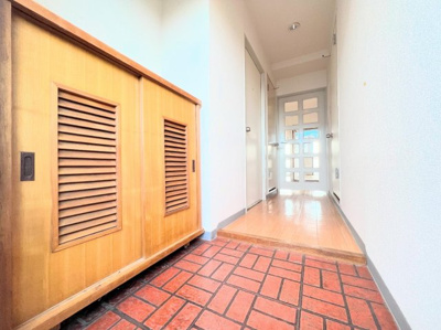 【玄関】 | 藤和中山コープ | ◆明るい玄関です！散らかりやすい玄関もスッキリする大容量のシューズボックス付き。