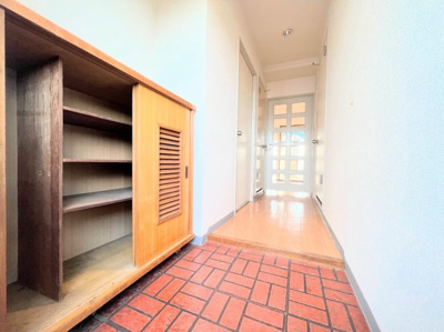 【玄関】 | 藤和中山コープ | ◆光の渦が溢れた明るい玄関ホール。「おかえり」と「ただいま」が交差するお家の顔とも言える場所は爽やかで心地良い空間となっています。すっきり片付いた玄関で来客時にも自信が持てそう。