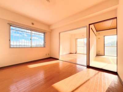 【居間・リビング】 | 藤和中山コープ | ◆家族で食卓を囲むダイニングスペースと、ソファでゆったりくつろぐリビングスペースがしっかり区切られているので家具の配置や用途を使いわけしやすいです。