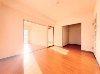 【居間・リビング】 | 藤和中山コープ | ◆一家だんらんのスペースとなるＬＤＫ。窓から明るい光が差し込み、思わず家族の会話も弾む快適な空間。