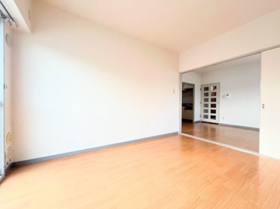 【洋室】 | 藤和中山コープ | ◆柔らかい陽光が差し込む明るいお部屋を演出する設計。彩光の取れる窓が気持ちの良いお部屋を創り上げます。