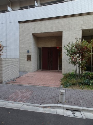 クロスレジデンス東十条のエントランス