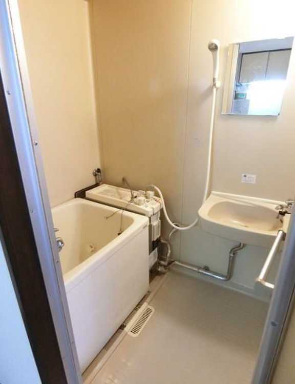 パインハイツ　南西角部屋　礼金０　バストイレ別の浴室